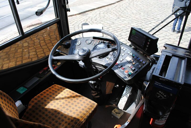 Datei:Neoplan N4021 919 Museumsbus Fahrerplatz.JPG